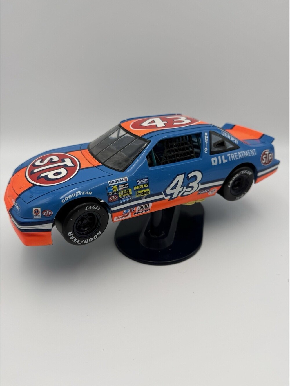 Richard Petty Ertl American Muscle #43 STP 1:18 Diecast Car On Stand VTG